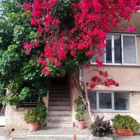 Apartamento Family Friendly With A Garden View